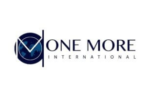 Logo de One More International en FeriaMos 2025, expertos en coaching, mindfulness e inteligencia emocional.